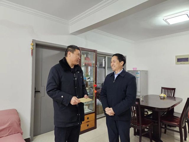 局領(lǐng)導上門慰問常運困難職工